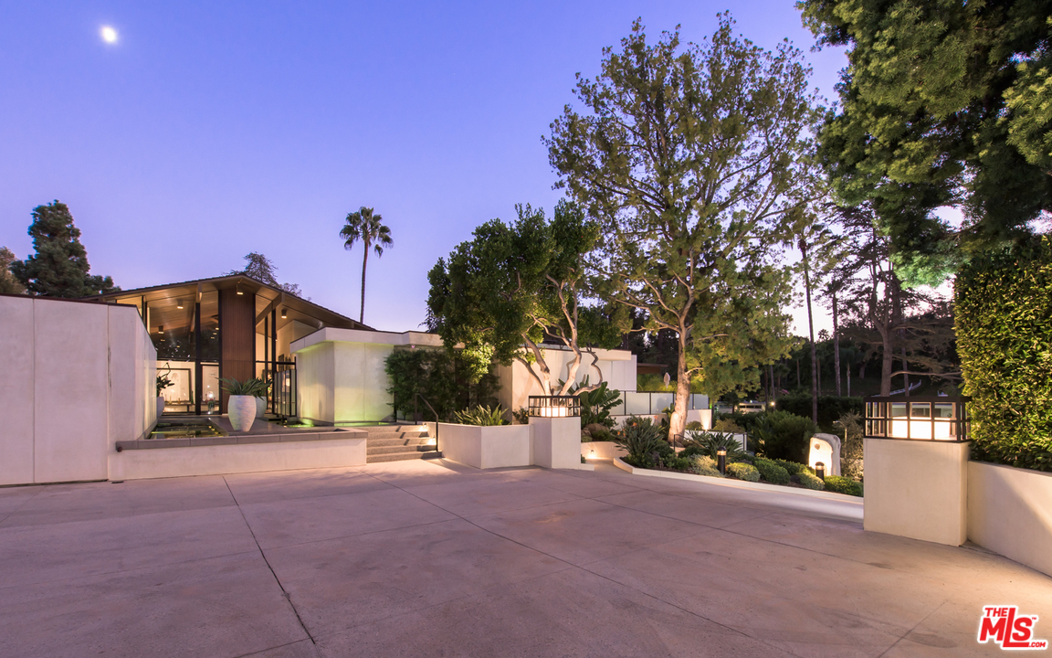 920 Foothill Road Beverly Hills, CA 90210 - Photo 26 of 26 a view of a house with a street