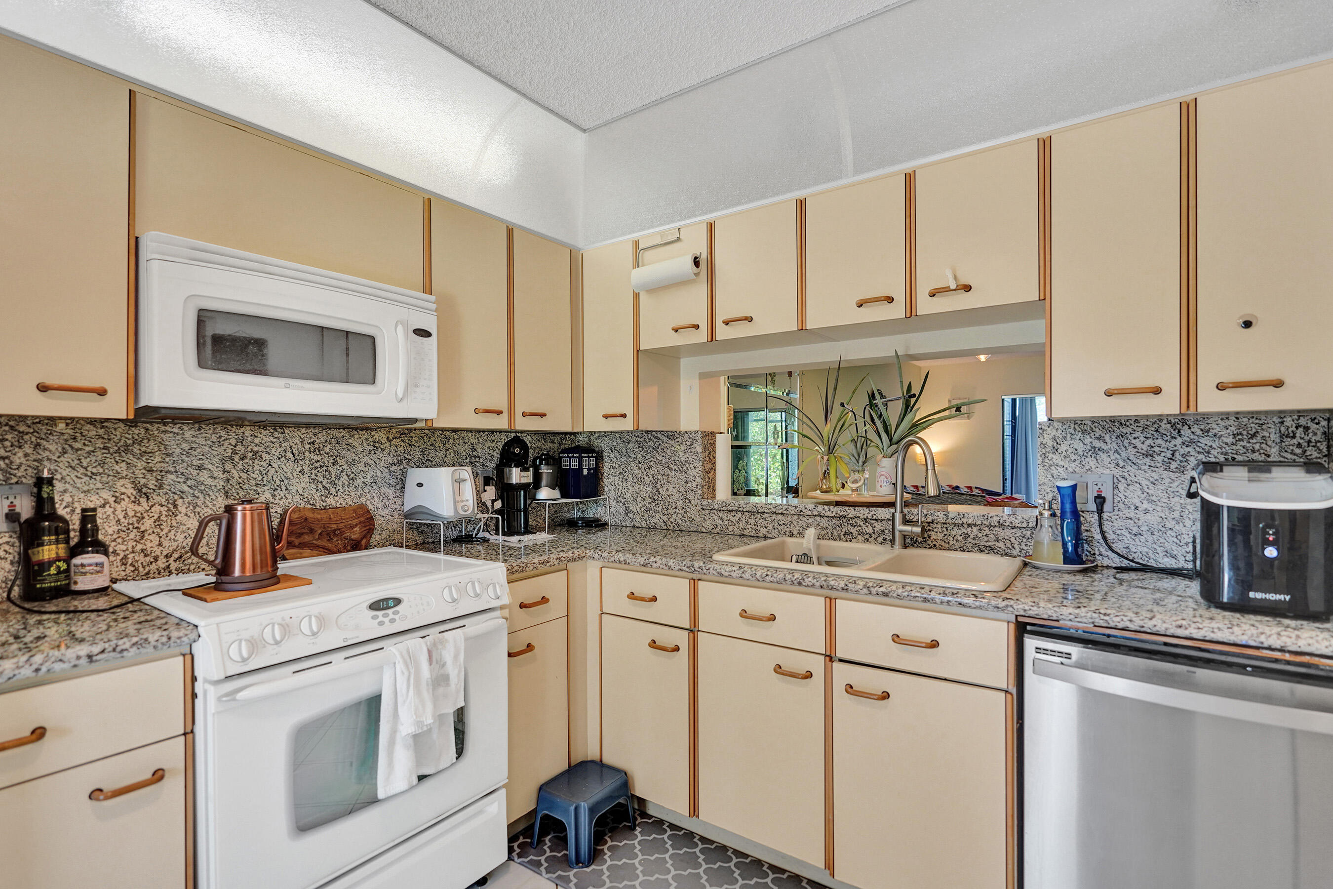 5201 West Club Circle, Unit 103 Boca Raton, FL 33487 - Photo 6 of 40 Passthru to Dining Area from Kitchen