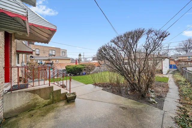 a view of a house with backyard and porch