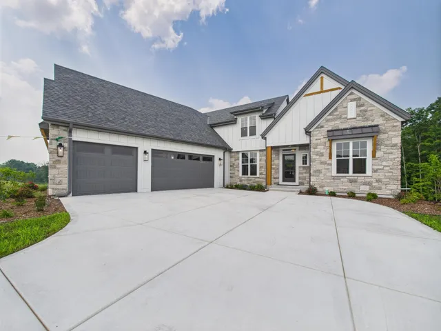 $999,900 | W214N6683 Fairview Drive, Menomonee Falls, WI 53051