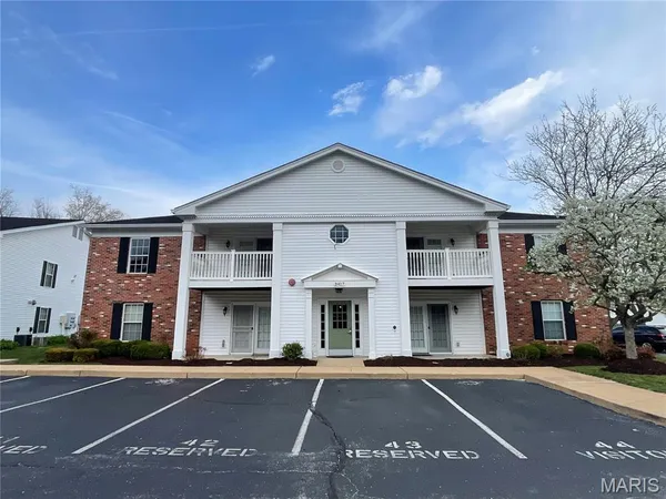 $180,000 | 3417 Country Stone Manor Drive, Unit F, Manchester, MO 63088