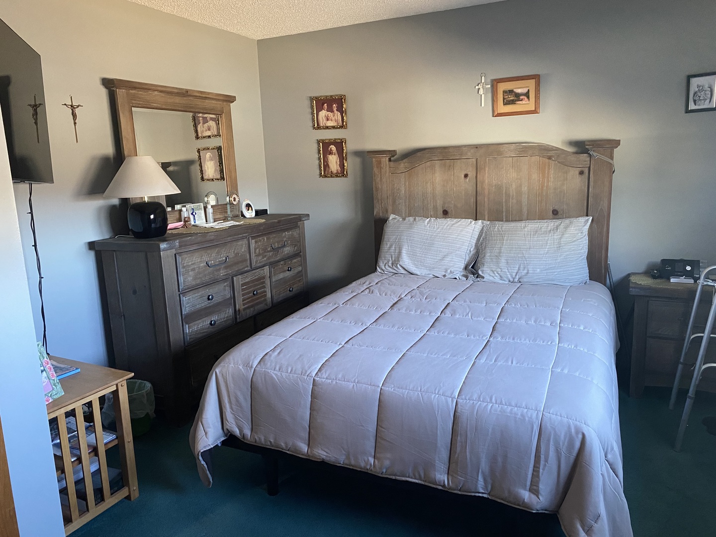 19 Capri Street Streator, IL 61364 - Photo 14 of 35 a bedroom with a large bed and a dresser