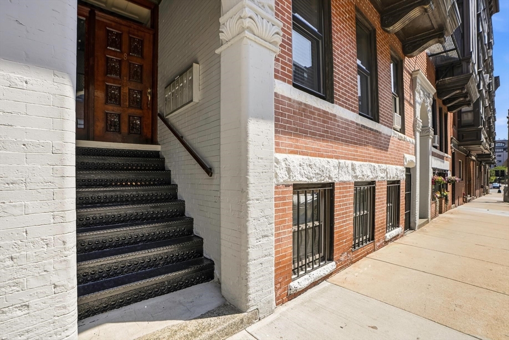 8 Battery Street, Unit 4 Boston, MA 02109 - Photo 30 of 33