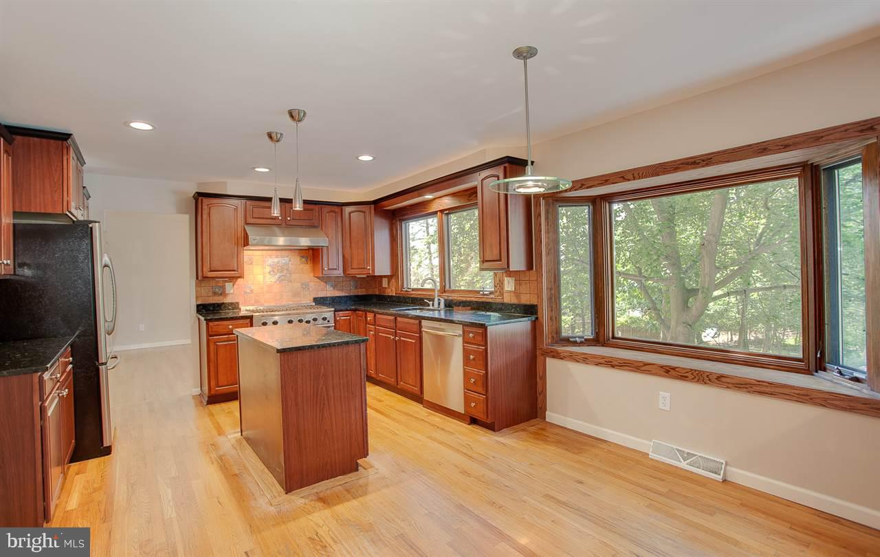 4720 Pine Ridge Road Harrisburg, PA 17110 - Photo 5 of 25 Kitchen with Bay window eating area