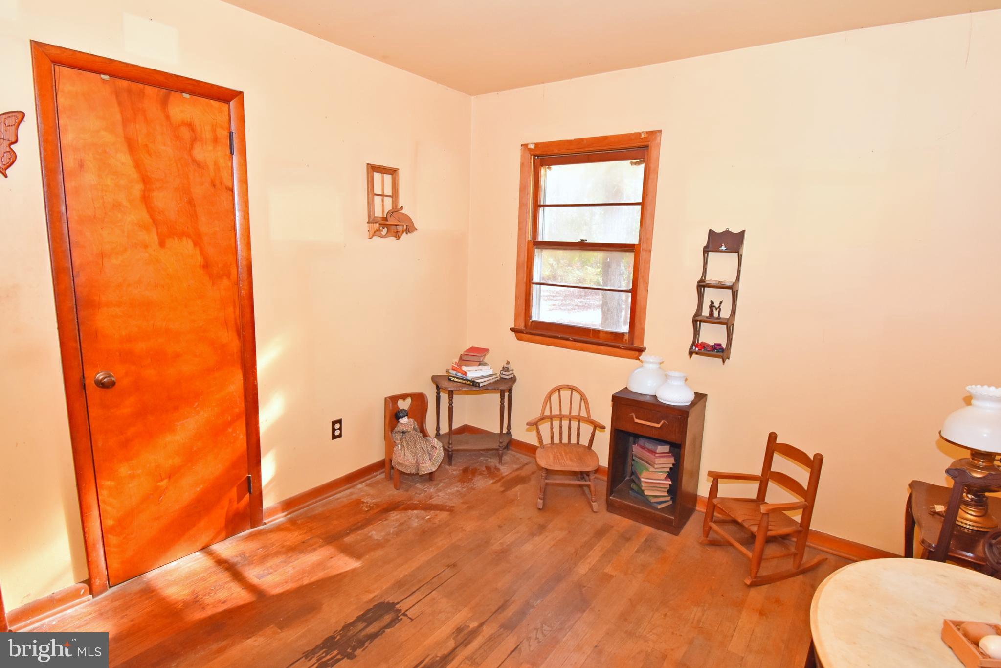 4301 Tyaskin Road Tyaskin, MD 21865 - Photo 12 of 43 a living room with furniture and a window