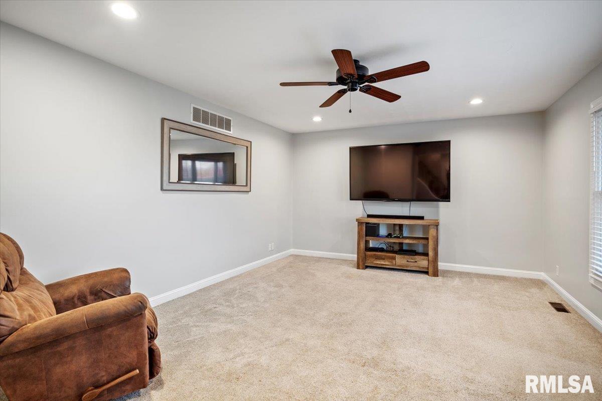 2816 Hilltop Road Springfield, IL 62712 - Photo 17 of 46
