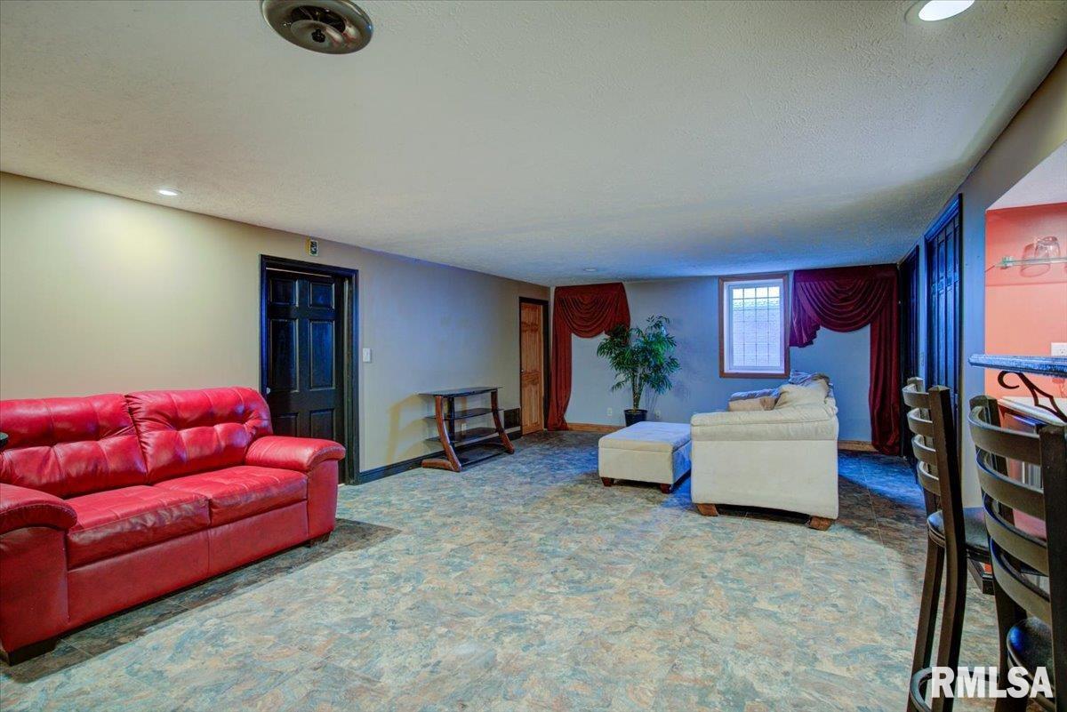 2816 Hilltop Road Springfield, IL 62712 - Photo 37 of 46
