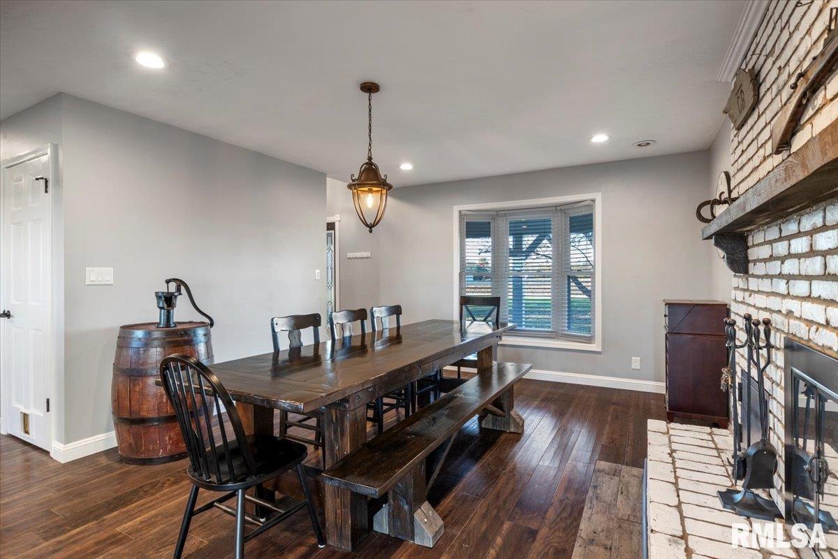 2816 Hilltop Road Springfield, IL 62712 - Photo 9 of 46