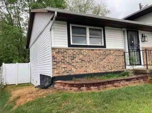 a view of front of a house with a yard