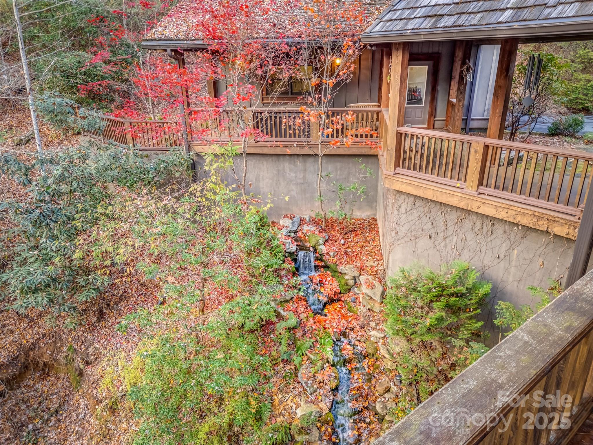 129 Ivy Ridge, Unit I26 Lake Toxaway, NC 28747 - Photo 37 of 39 a view of a garden with wooden fence
