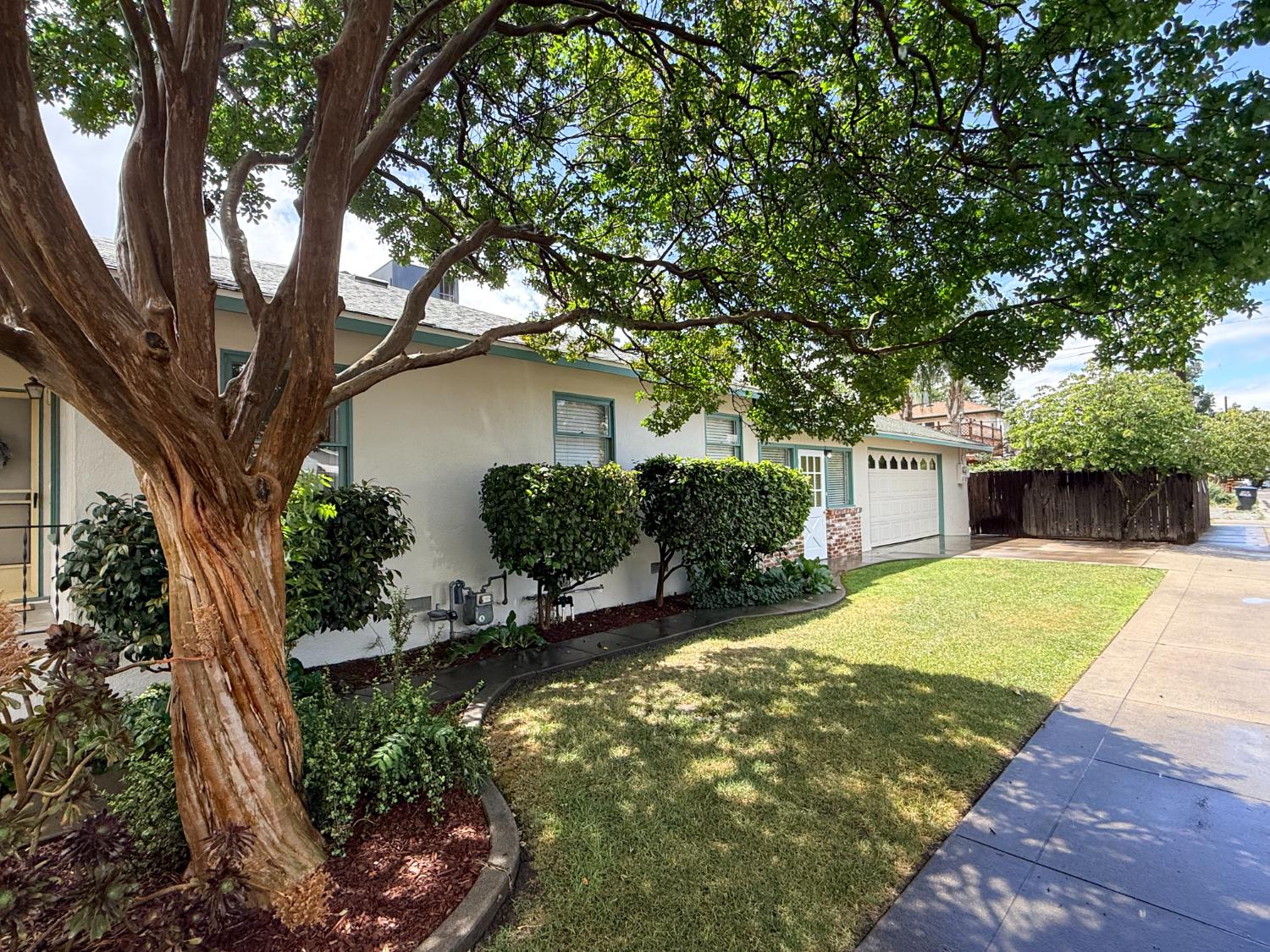 809 South Sowell Street Visalia, CA 93277 - Photo 4 of 58 a front view of a house with garden