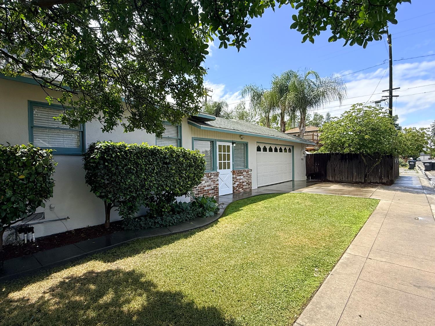809 South Sowell Street Visalia, CA 93277 - Photo 5 of 58 a front view of a house with garden