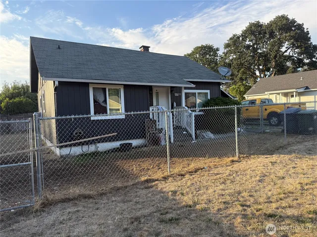a view of a house with a yard