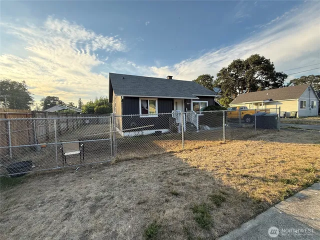 a view of a backyard
