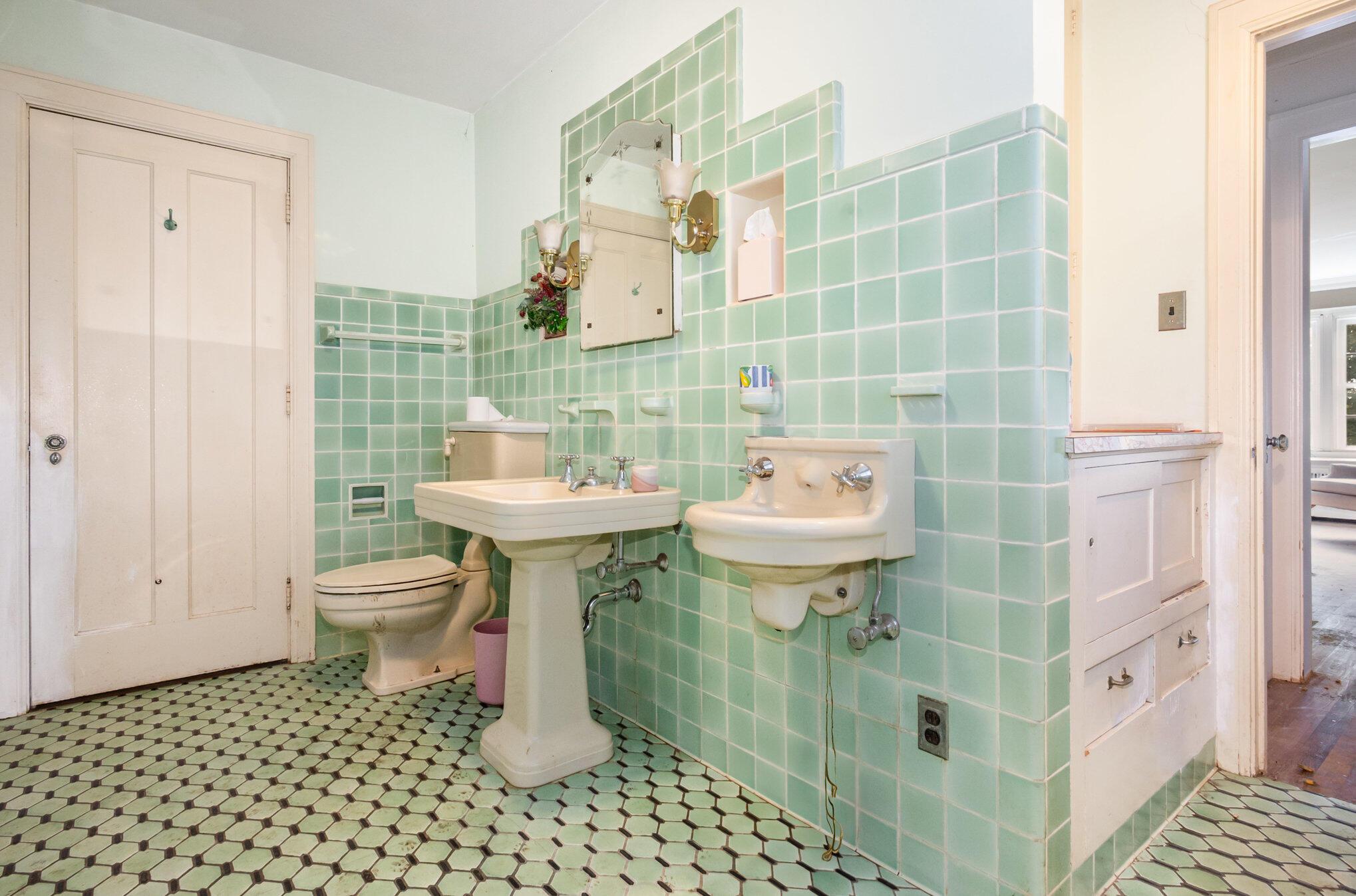 293 Merchant Street Newark, OH 43055 - Photo 28 of 61 2nd floor full bath