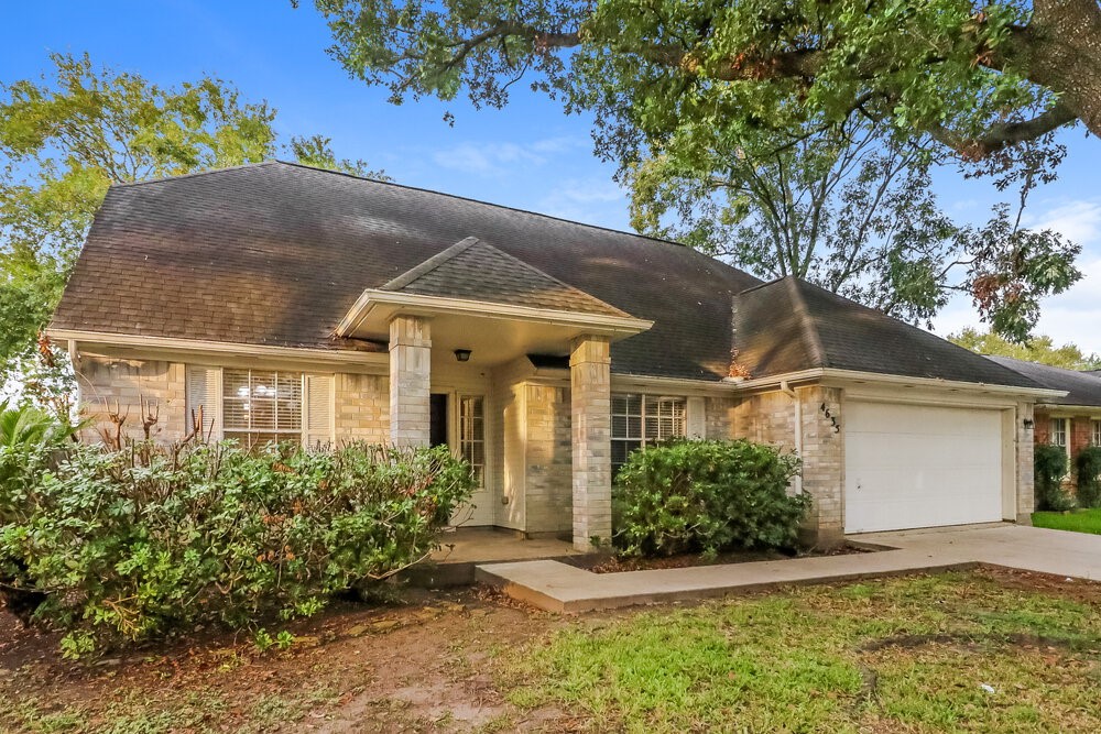 4635 Linden Place Pearland, TX 77584 - Photo 4 of 17 front view of a house with a yard