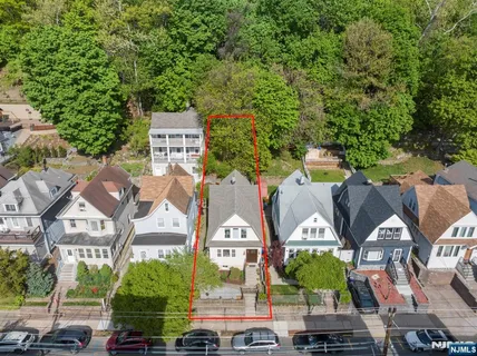 $849,900 | 370 Undercliff Avenue, Edgewater, NJ 07020