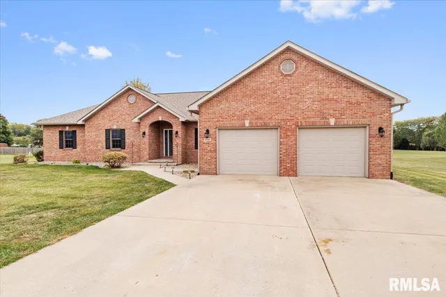 $256,000 | 6716 Tower Heights Road, Virden, IL 62690