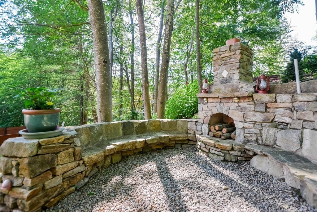 484 Carpenter Road Northbridge, MA 01588 - Photo 4 of 29