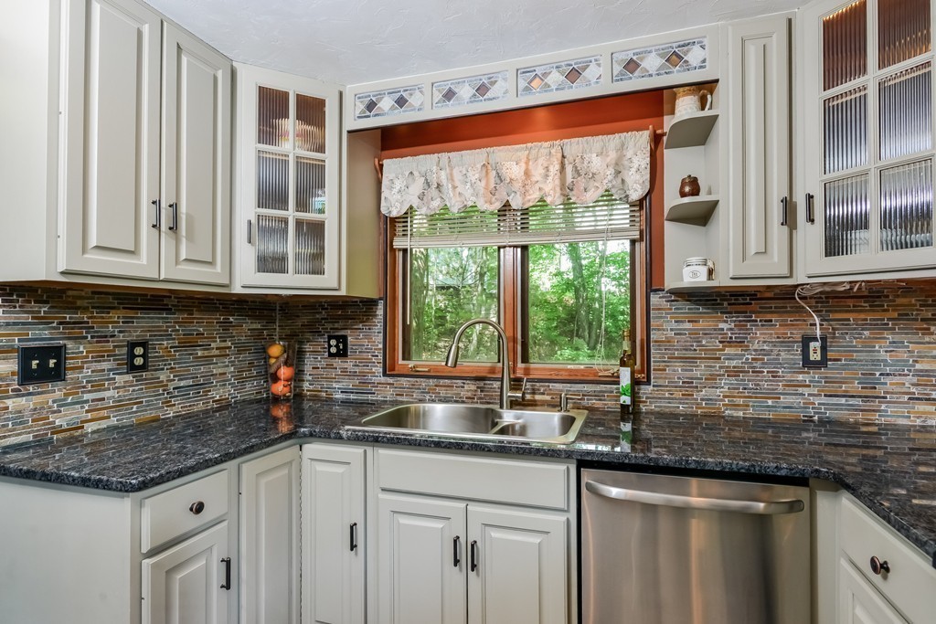 484 Carpenter Road Northbridge, MA 01588 - Photo 6 of 29