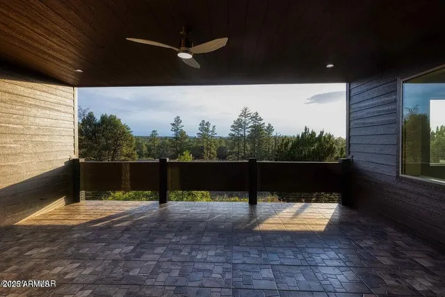 a view of a back yard