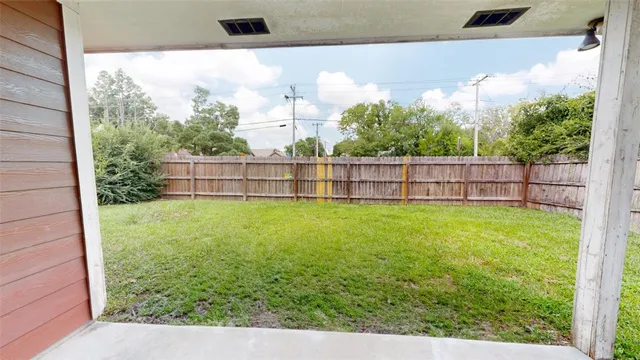a view of a house with backyard and garden