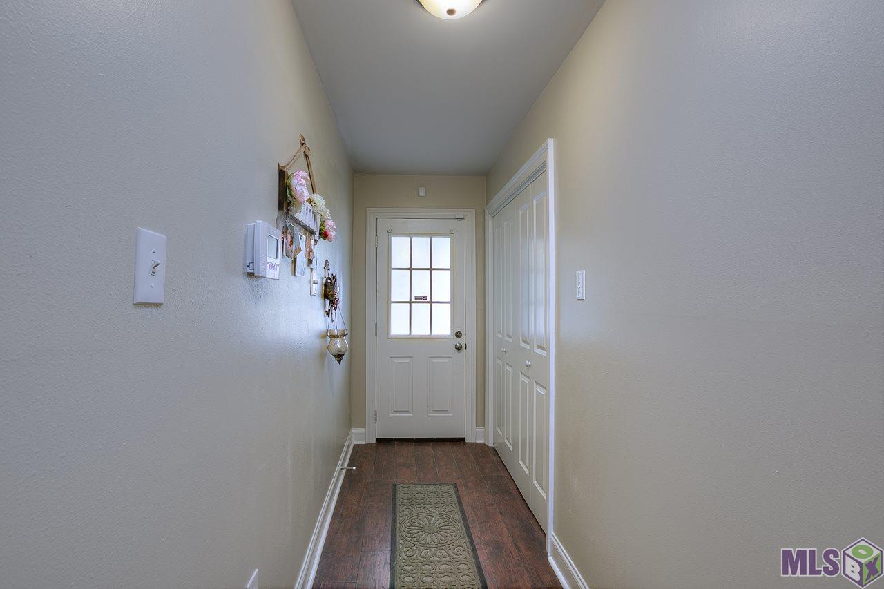 17133 Strain Road Baton Rouge, LA 70816 - Photo 12 of 19 Back Foyer