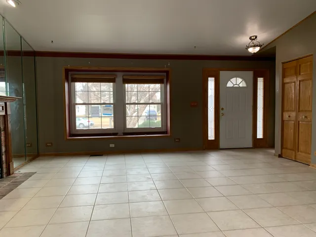 $349,900 | 2472 Fox Drive, Aurora, IL 60506