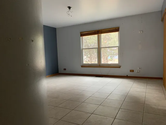 $349,900 | 2472 Fox Drive, Aurora, IL 60506