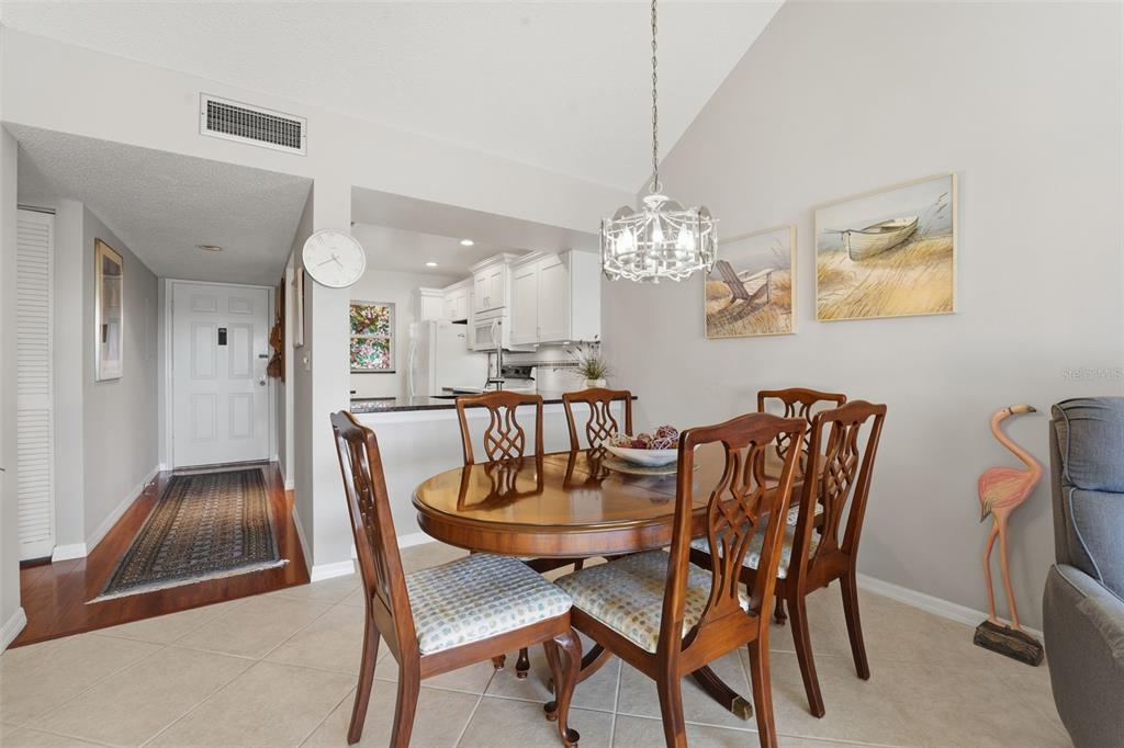 437 Cerromar Lane, Unit 520 Venice, FL 34293 - Photo 6 of 28