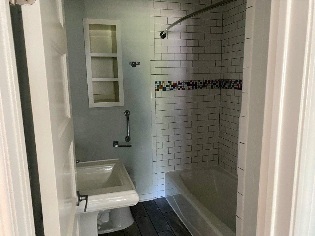 1505 Chippendale Road Houston, TX 77018 - Photo 5 of 18 guest bathroom in main house