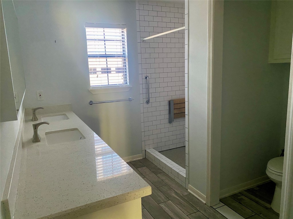 1505 Chippendale Road Houston, TX 77018 - Photo 9 of 18 primary bathroom