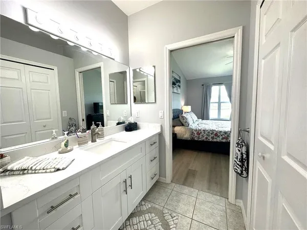 a en suite bathroom with a double vanity sink and mirror