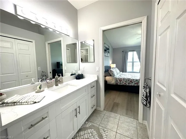a en suite bathroom with a double vanity sink and mirror