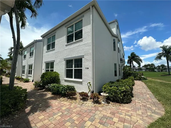 a view of a house with backyard and garden