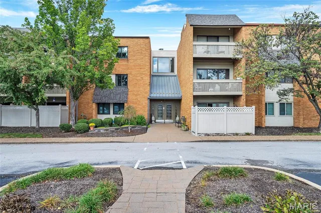 $200,000 | 950 East Rue De La Banque, Unit L1, Creve Coeur, MO 63141