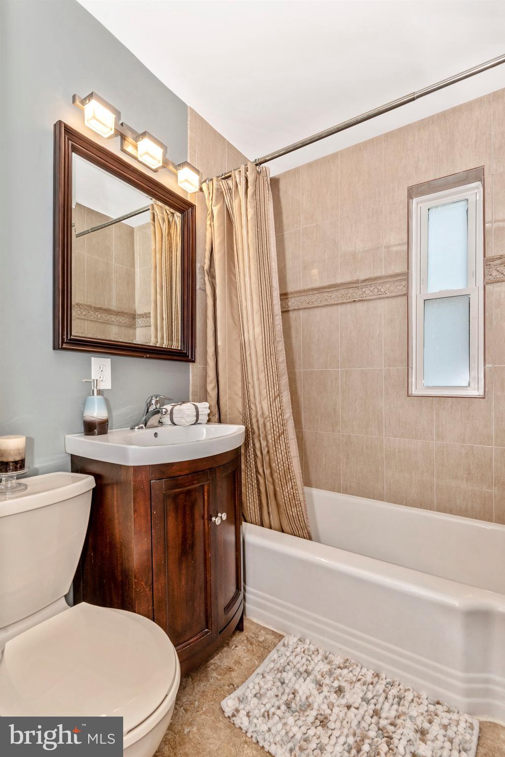 912 Dryden Court Silver Spring, MD 20901 - Photo 28 of 36 Main Level Full Bathroom