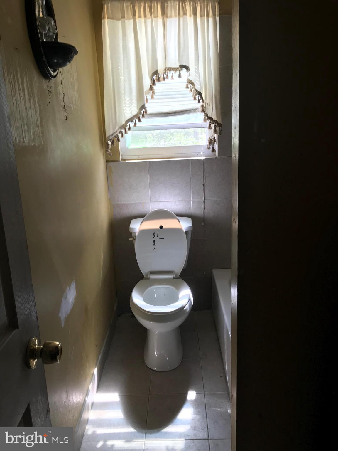 734 Roundview Road Baltimore, MD 21225 - Photo 15 of 22 Full bathroom