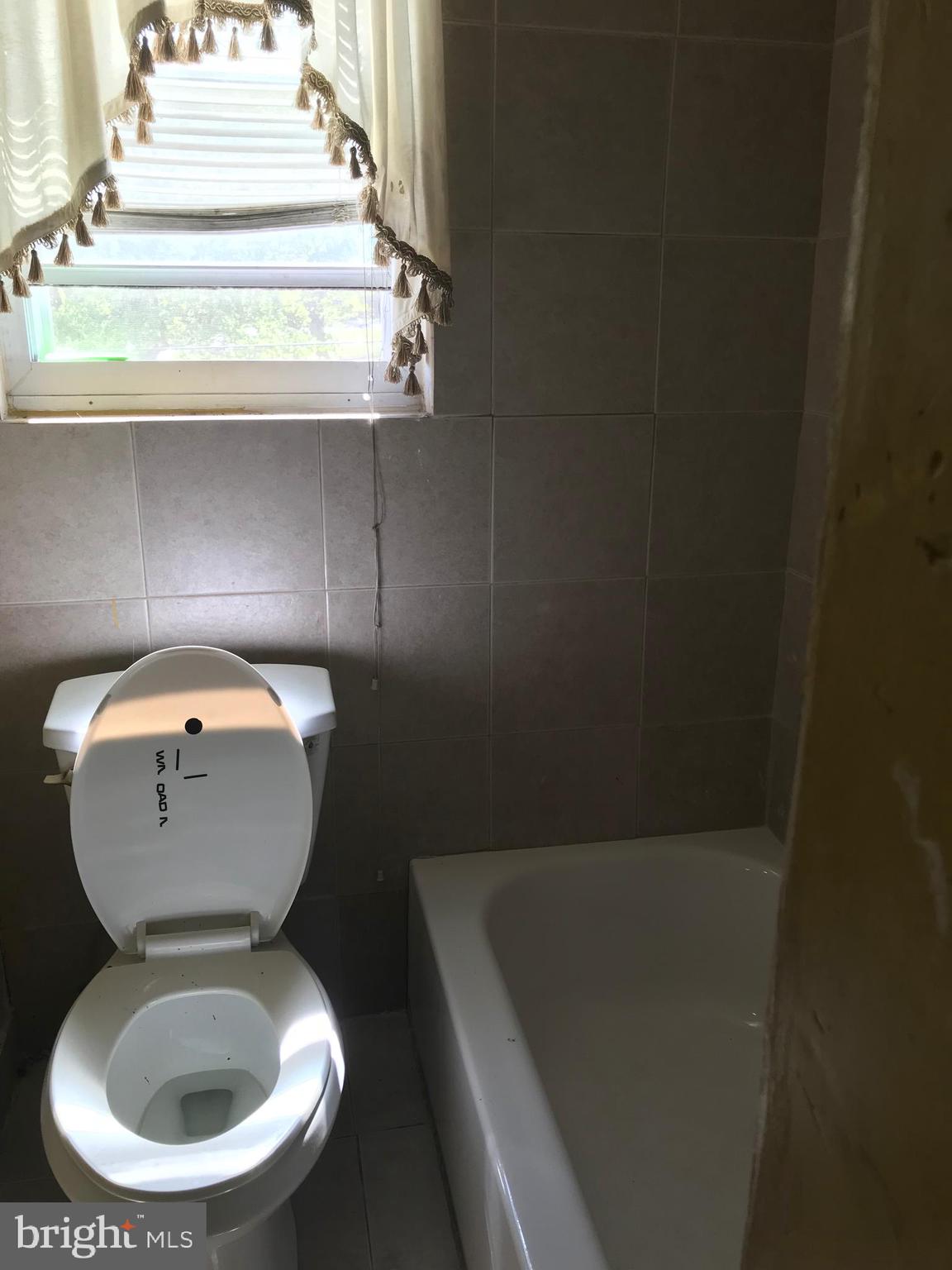 734 Roundview Road Baltimore, MD 21225 - Photo 16 of 22 clean closer view of bathroom