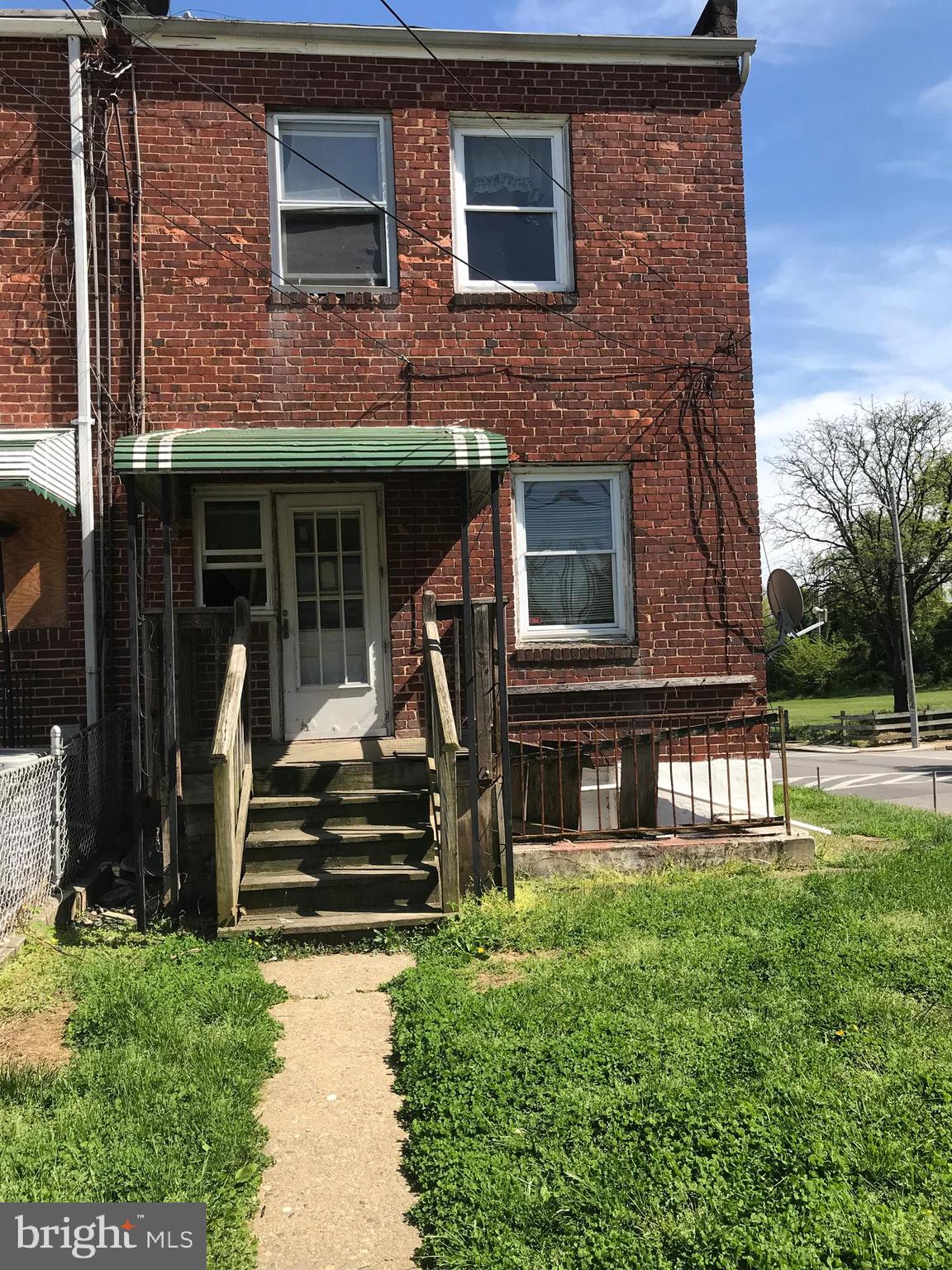 734 Roundview Road Baltimore, MD 21225 - Photo 3 of 22 Fenced-in backyard with porch