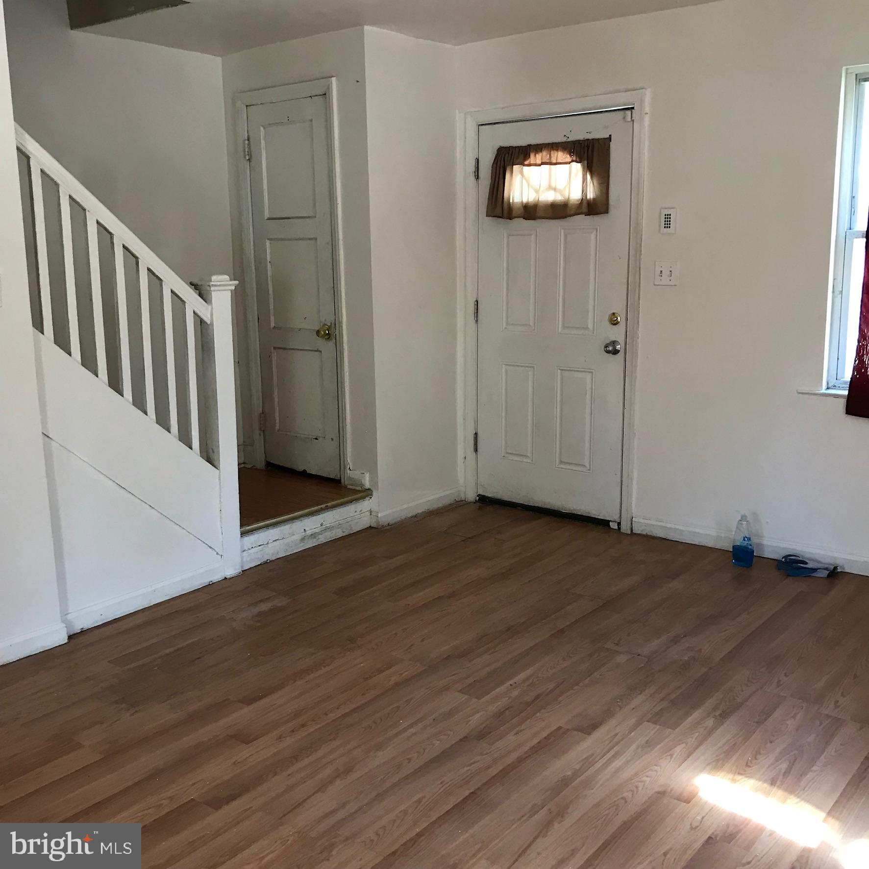 734 Roundview Road Baltimore, MD 21225 - Photo 5 of 22 Natural lit Living Room