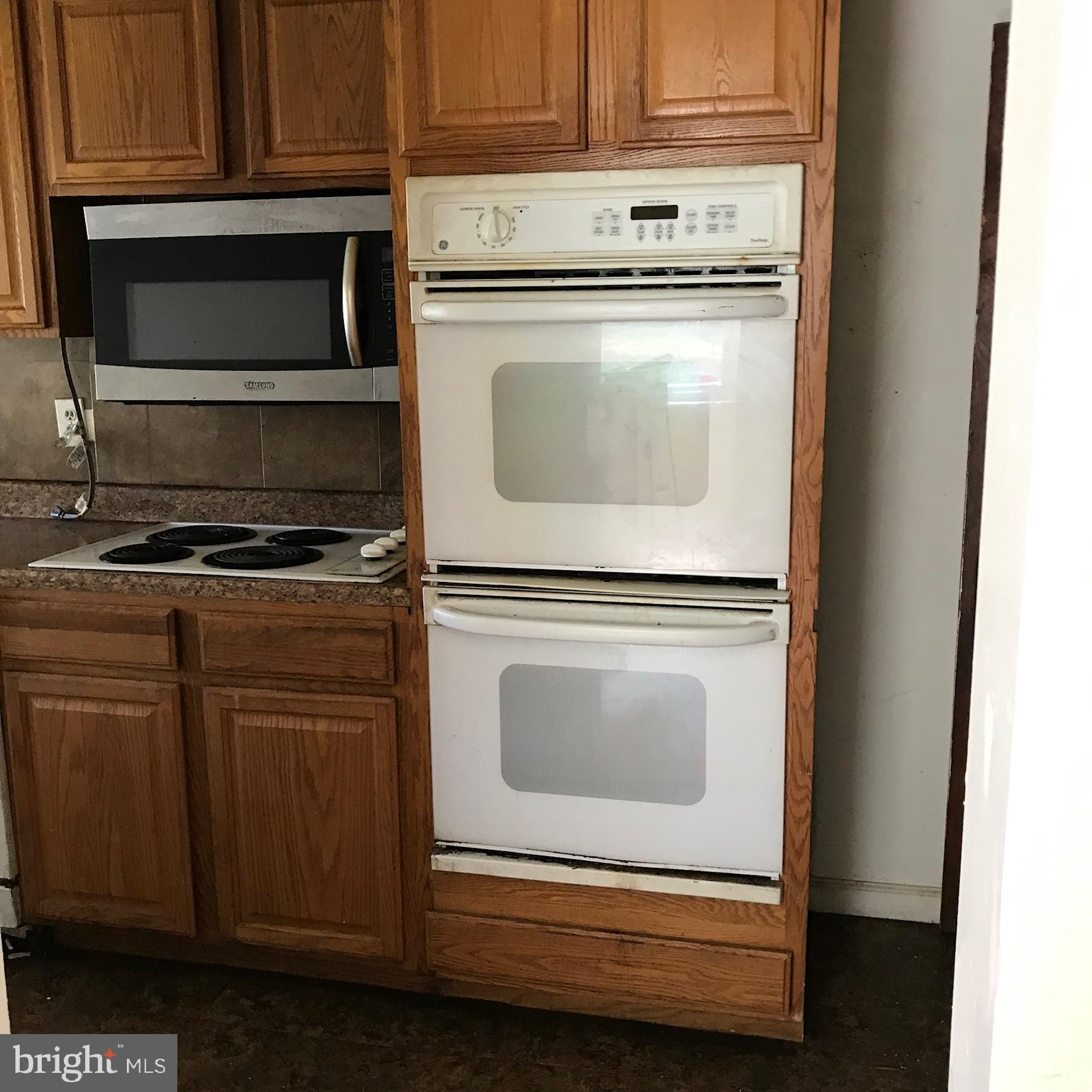 734 Roundview Road Baltimore, MD 21225 - Photo 10 of 22 Granite counter tops with wood grain cabinets