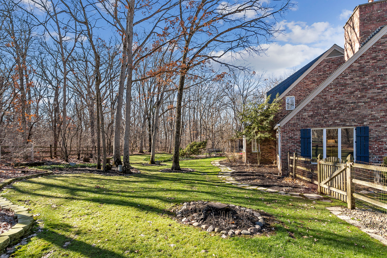43 Ramsgate Drive Palos Park, IL 60464 - Photo 17 of 50 a garden view with a sitting space