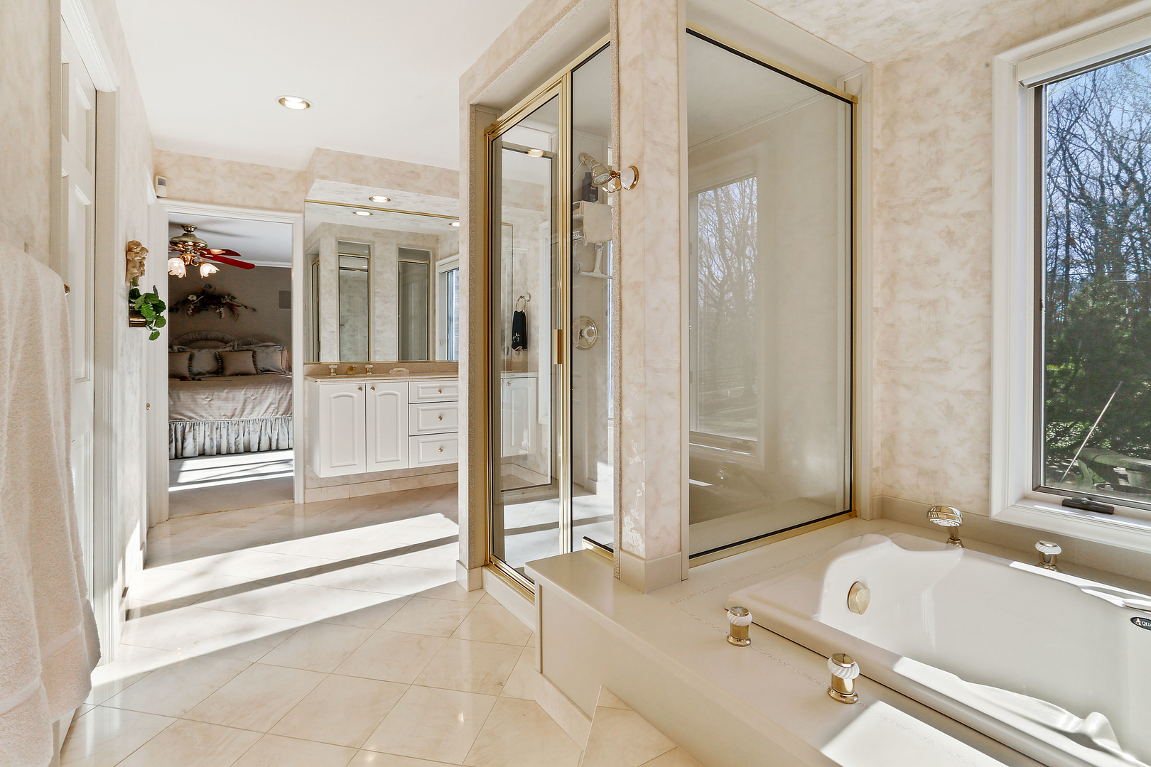 43 Ramsgate Drive Palos Park, IL 60464 - Photo 31 of 50 a bathroom with a tub a mirror and a shower