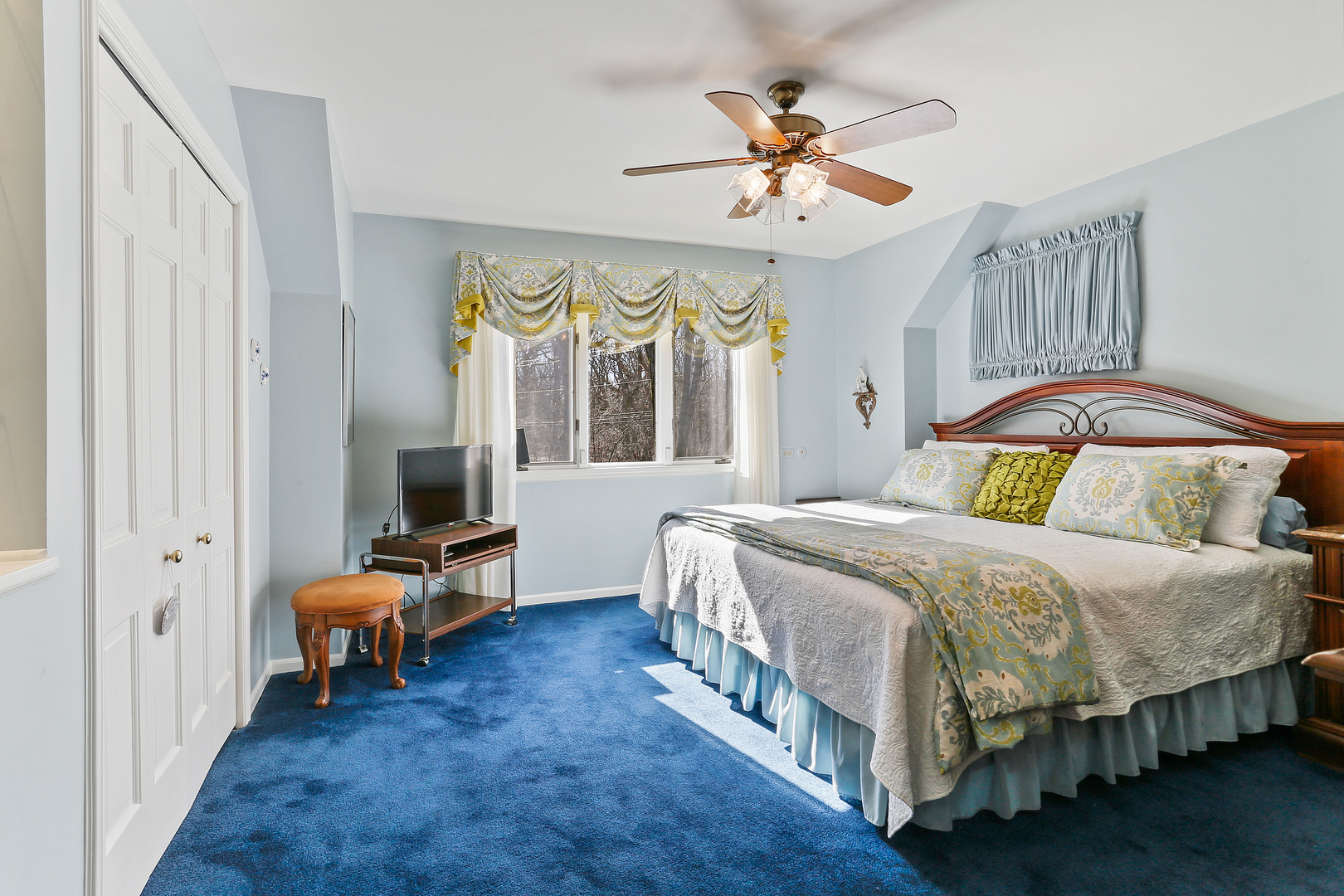 43 Ramsgate Drive Palos Park, IL 60464 - Photo 46 of 50 a bedroom with a bed a chandelier and dresser