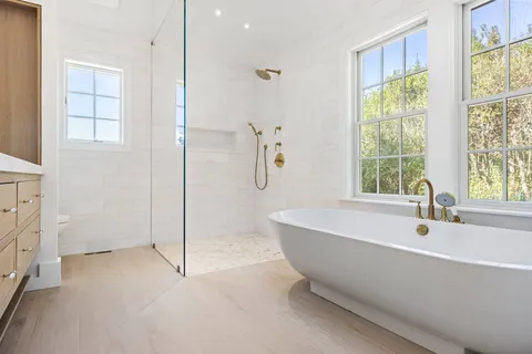 $4,795,000 | 702 David Whites Lane, Southampton, NY 11968