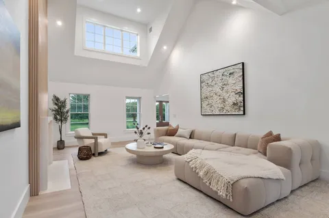 $4,795,000 | 702 David Whites Lane, Southampton, NY 11968