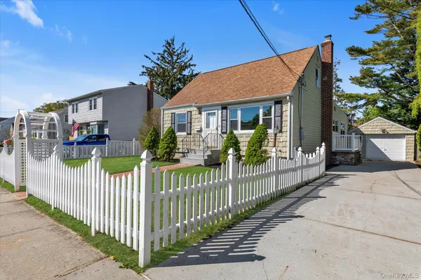 $699,900 | 241 Phyllis Drive, Lindenhurst, NY 11757
