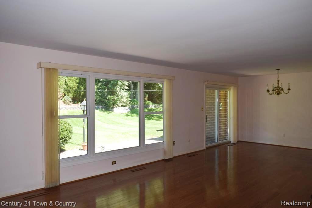 933 North Reading Road Bloomfield Hills, MI 48304 - Photo 5 of 30 Living Room 2.jpg