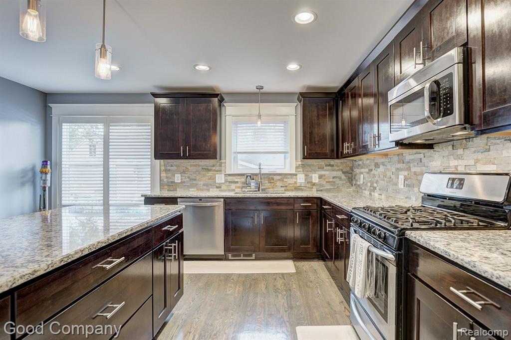 995 Cambridge Road Berkley, MI 48072 - Photo 16 of 55